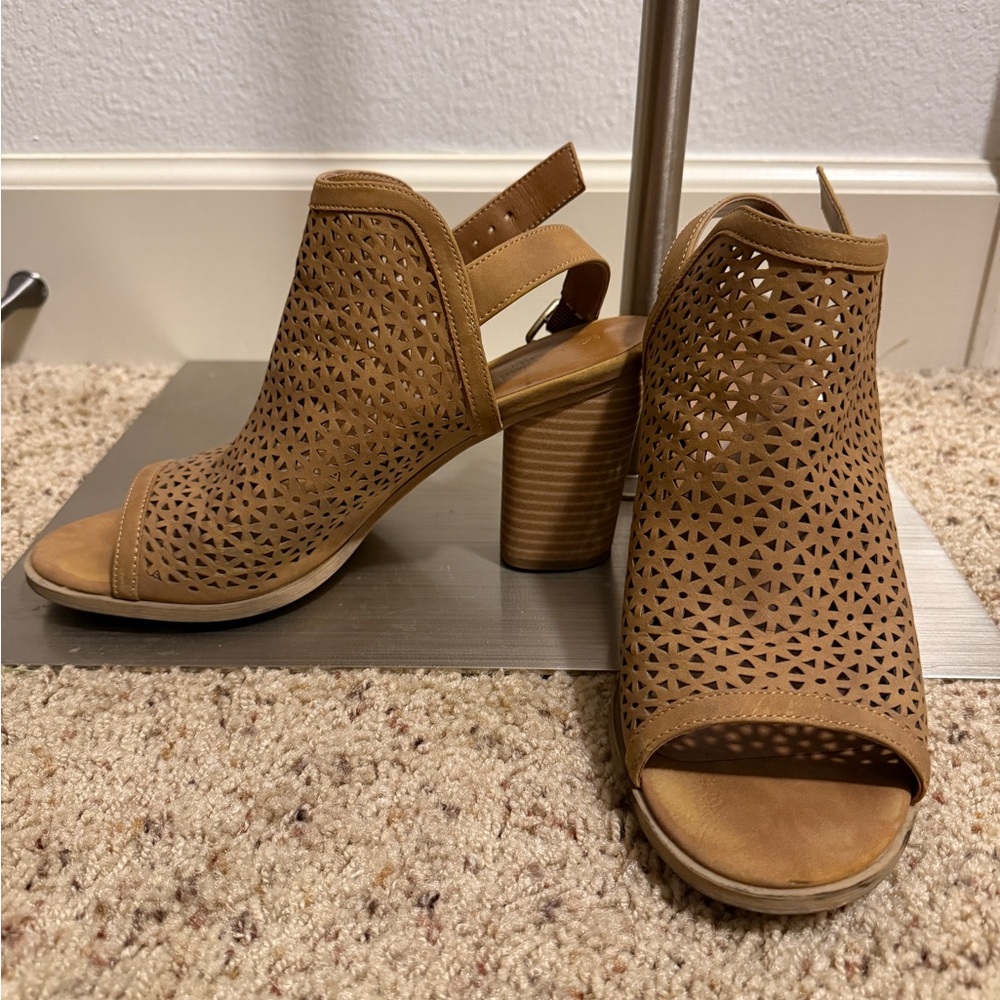 Universal Thread Tan Platform‎ Sandals - Picture 3 of 6